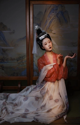 一位身穿红白连衣裙的年轻女子摆出姿势拍照