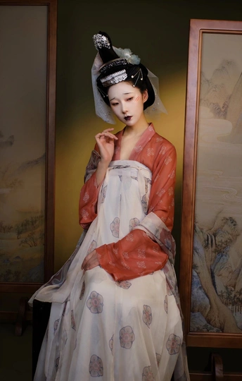 在一幅画前打扮成女士的人体模型