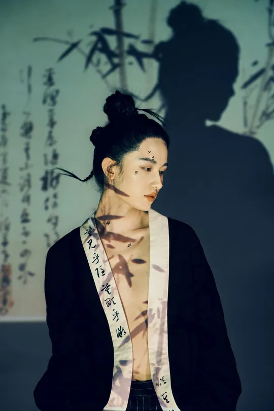 站在男人面前的女人