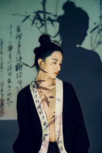 站在男人面前的女人