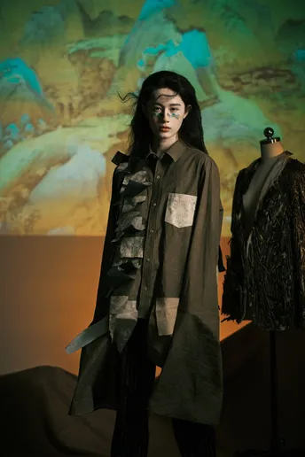 一个穿着外套的模特站在一个穿 costume 的人旁边