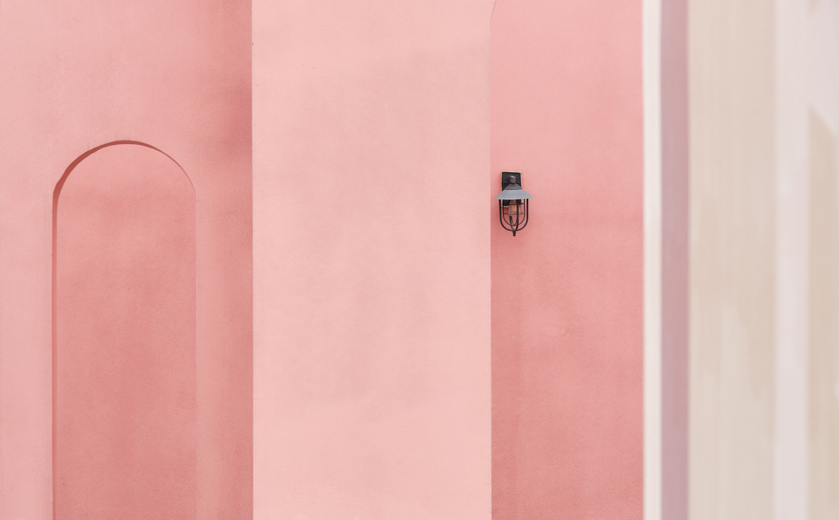 一个带粉红色墙壁和红门的房间