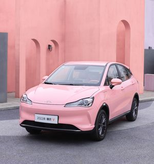 一辆粉色汽车停在街上