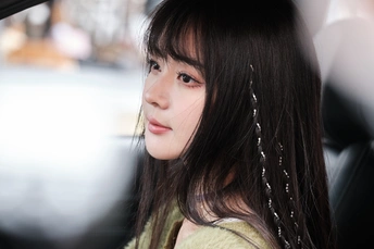 一位年轻女子坐在汽车里四处张望