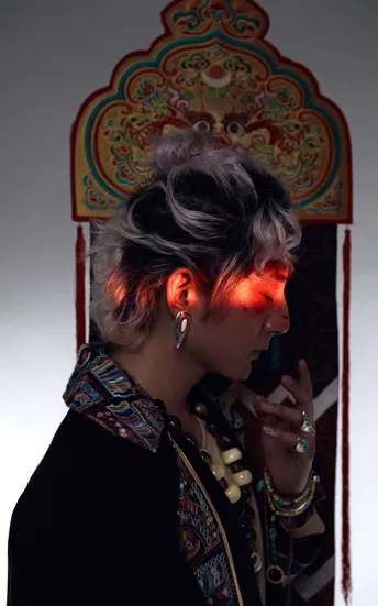 一个红头发的女人在抽烟 同时还在打电话。