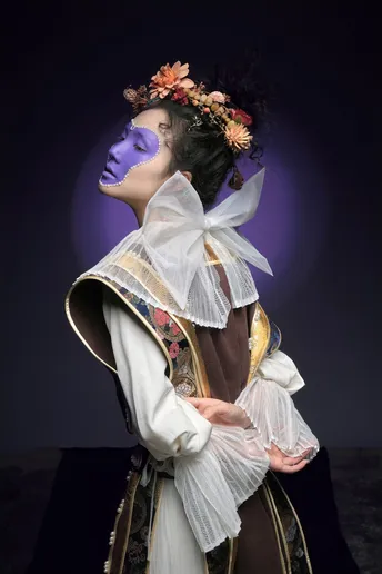 一位穿着花 costume 的女人