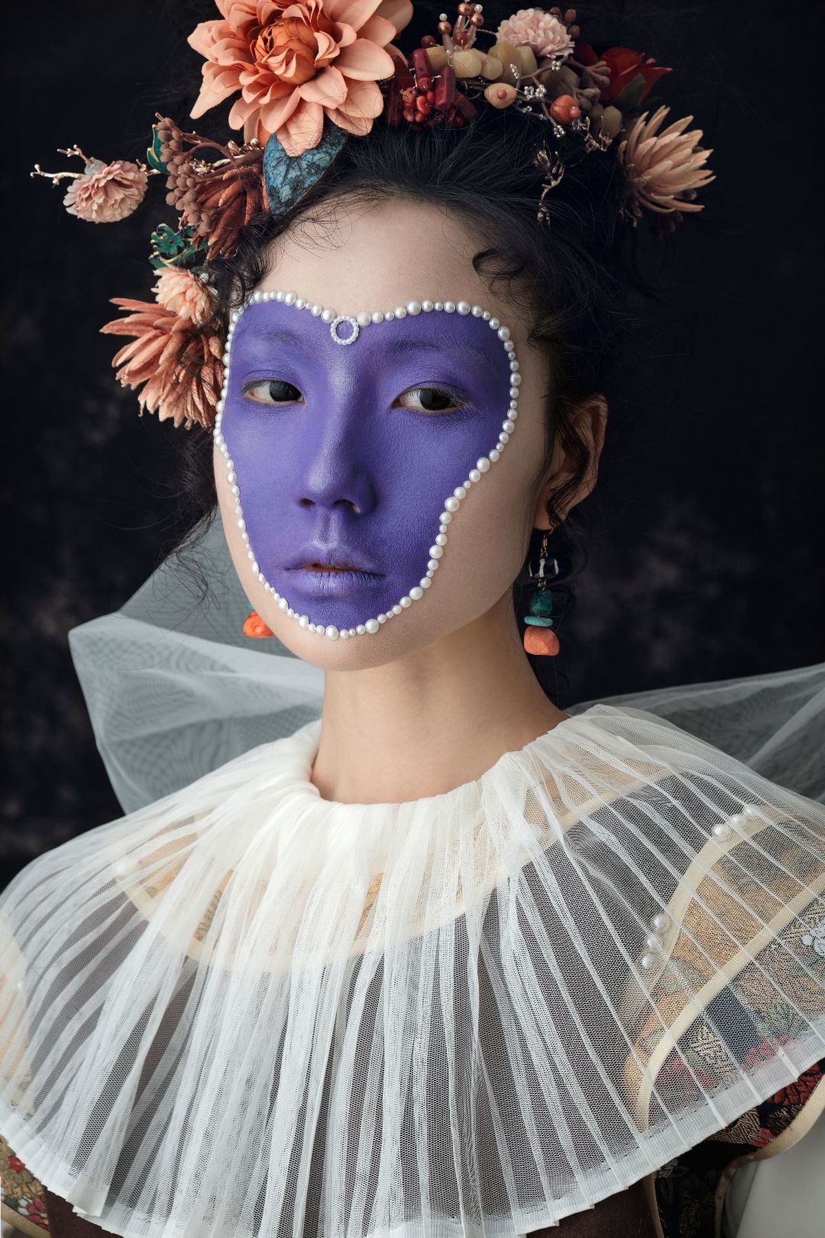 一位身着盛装 脸上饰有花卉图案 头戴面纱的女士的肖像