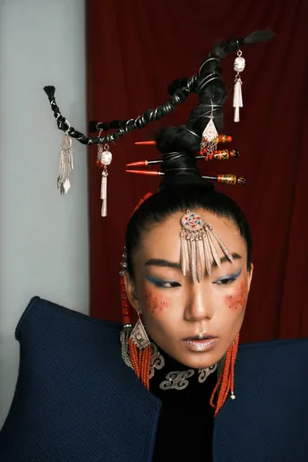 一个脸上带着邪恶表情的年轻女子