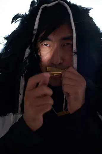 一个人咬着香蕉