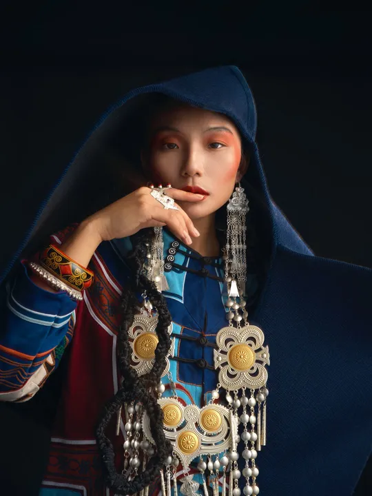 穿着传统服装的模特 戴着项链和珠宝