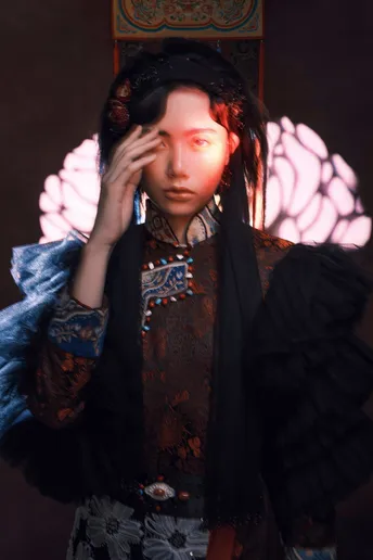 一位年轻女子用手捂住自己的脸