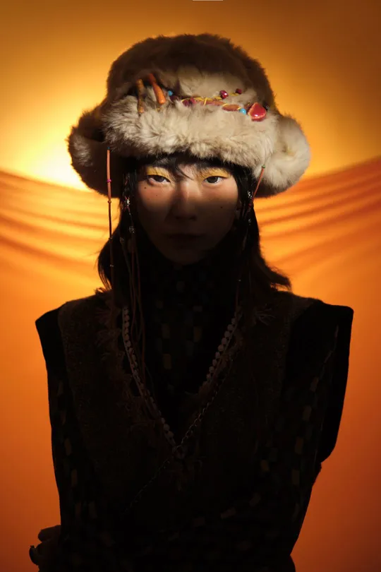 一个戴毛线帽的年轻女子在黑暗中
