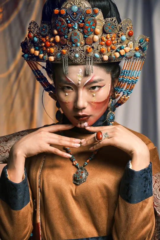 穿着传统服装的女士肖像