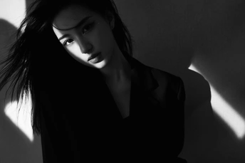 黑白女性与白色墙壁