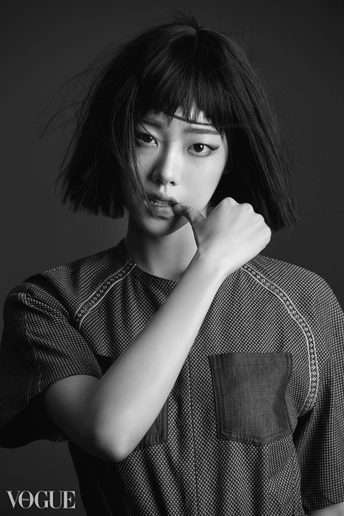 一位年轻女子穿着黑白肖像 双手插在头发里