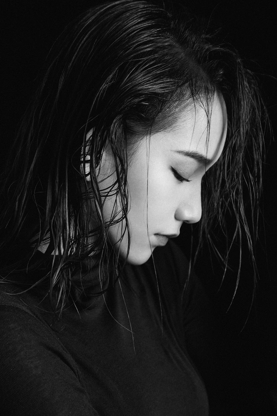 湿发年轻女子黑白肖像