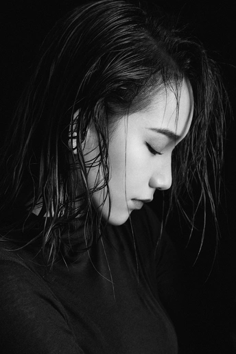 湿发年轻女子黑白肖像
