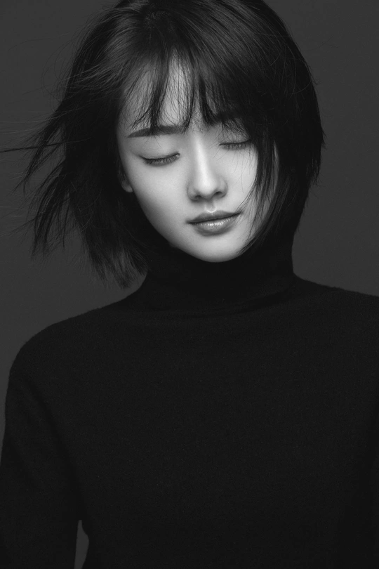 一个黑白肖像画 画中的年轻女子闭着眼睛 头发挡住了她的脸