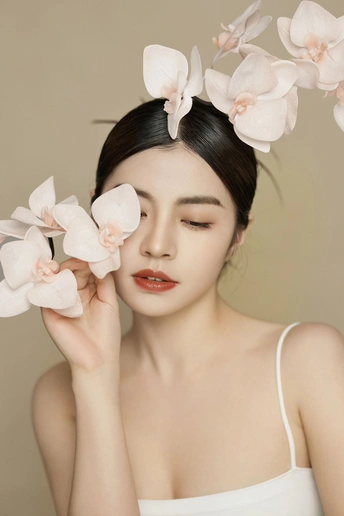 一位年轻女子头戴白色兰花