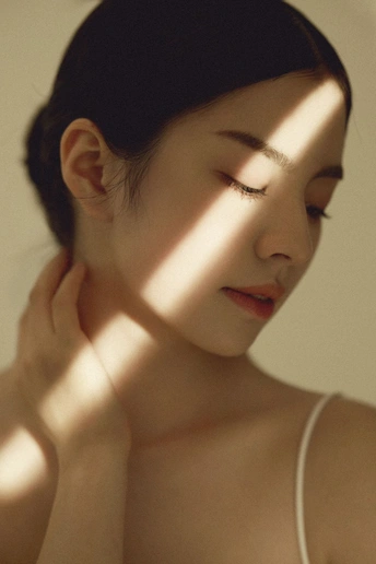 一位年轻女子侧脸闭眼 双手抱颈