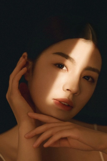 一位年轻女子双手捂住脸