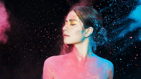 粉红色烟雾中的太空年轻女子