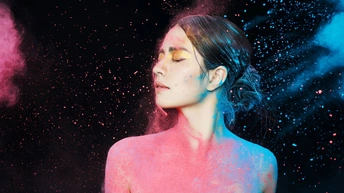粉红色烟雾中的太空年轻女子