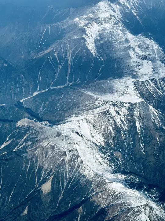 从飞机上拍摄的雪山上的一张照片