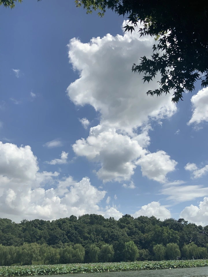 碧水蓝天青山