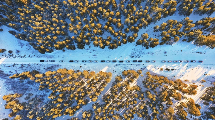 《无人区中的车队》