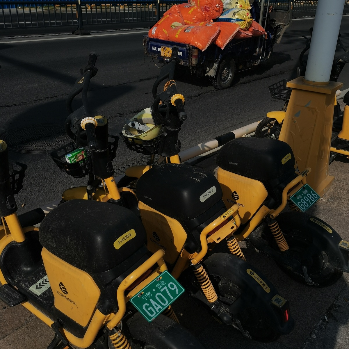 一辆黄色摩托车停在路边