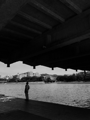 站在桥下眺望水面的人