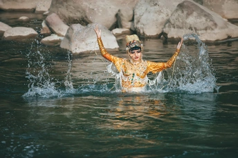 一对在水中游泳的年轻男女