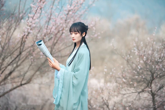 一位穿着蓝色和服的女士