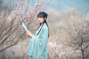 一位穿着蓝色和服的女士