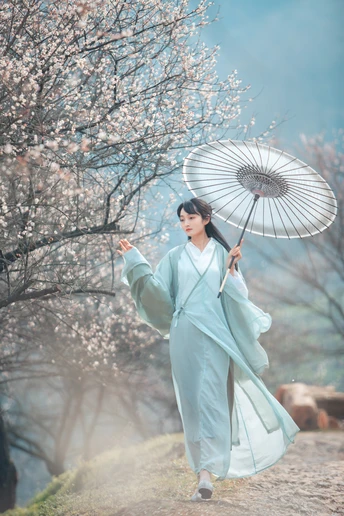 一位穿着蓝色和服的美女 手持白色雨伞