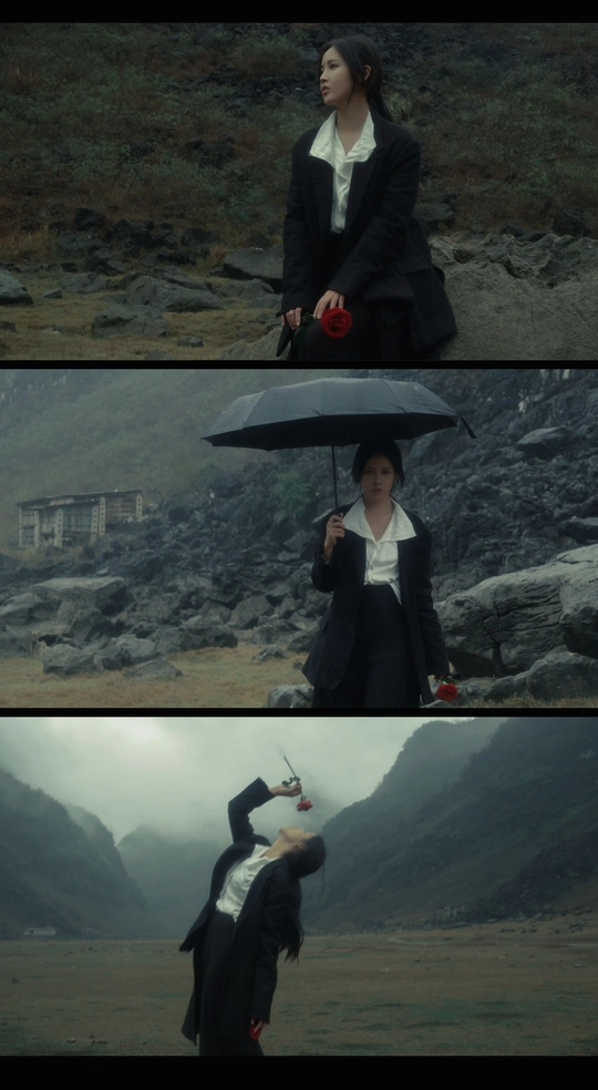 一个拿着黑色雨伞站在女人旁边的男人