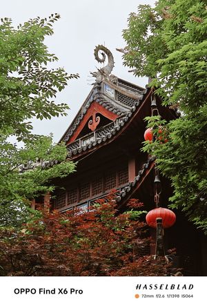 带有红屋顶和灯笼的中国寺庙
