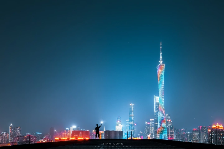 城市里边，我们是多么的渺小