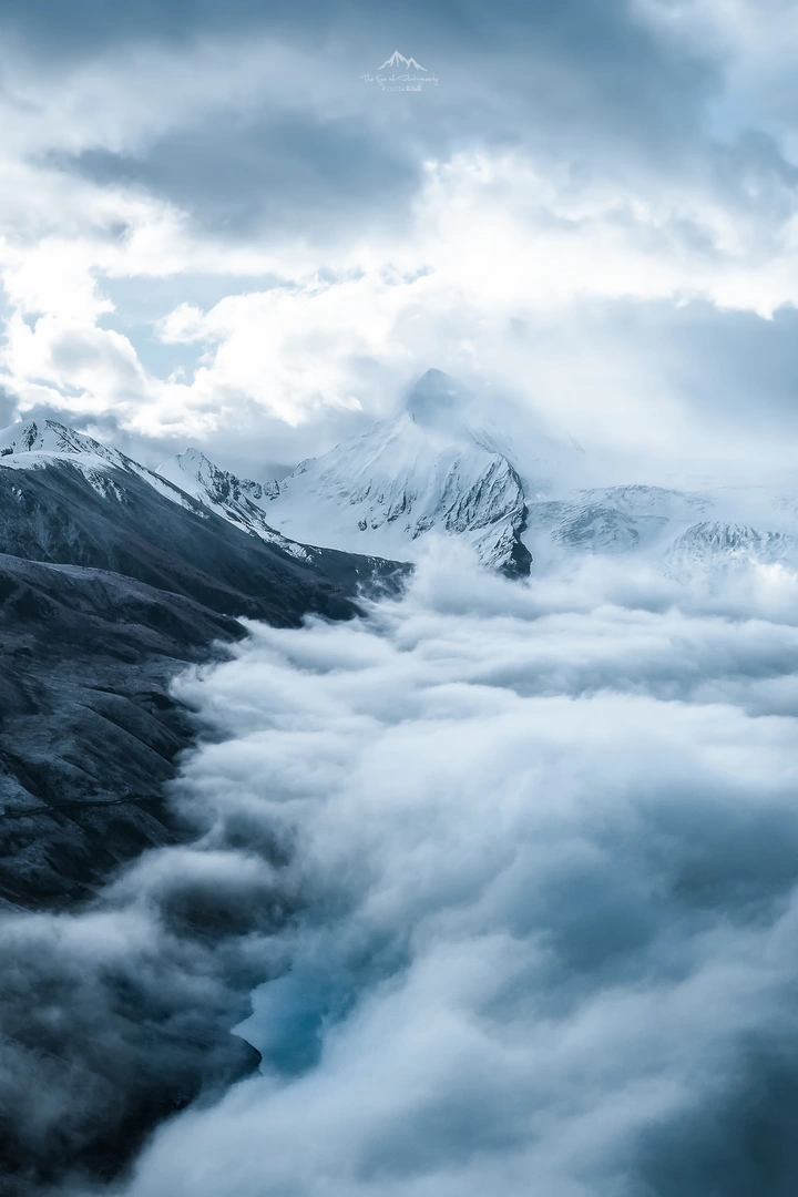 雾漫雪漠峰
