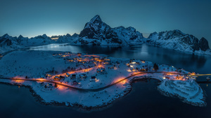 一个位于湖泊中央岛屿上的城市 被月光照亮的山峰覆盖着白雪。