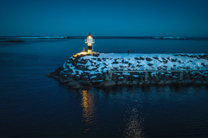 夜晚海洋中的一座小岛灯塔