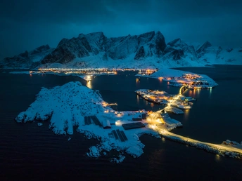 夜晚海上的一个岛屿 山上覆盖着雪。