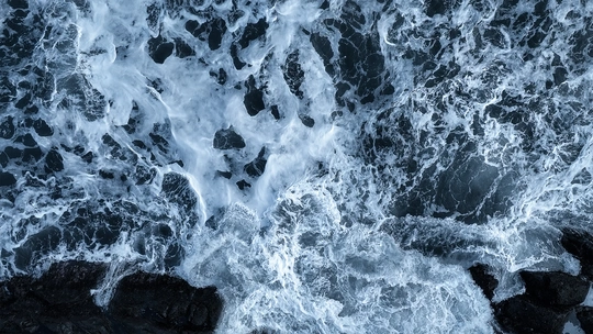 海洋中岩石上波涛汹涌的空中视角