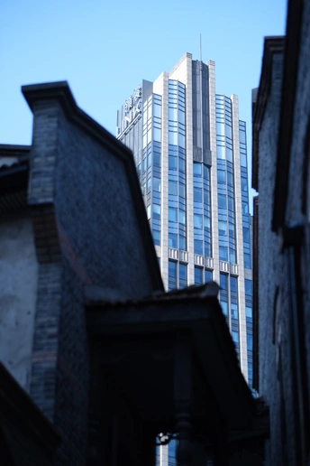 城市中一栋高楼与蓝天