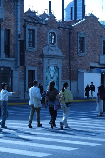 行人穿越城市交叉口的人行横道。