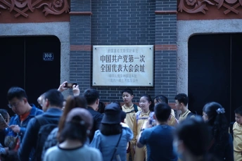 人群站在建筑物的标志前排队拍照