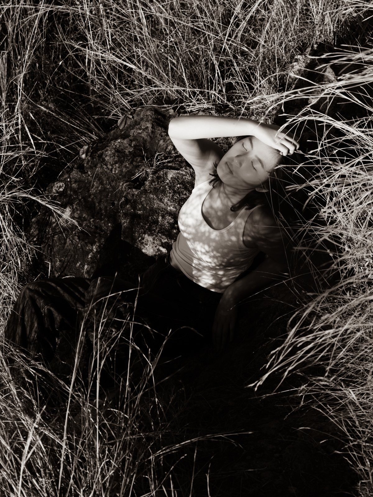 一位年轻女子在茂密的草地上 黑白照片