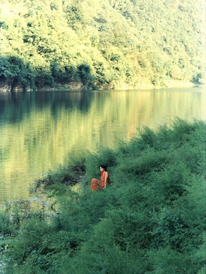 一个人和一个女人站在湖边的水体中