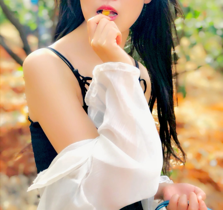 吃樱桃的小姐姐